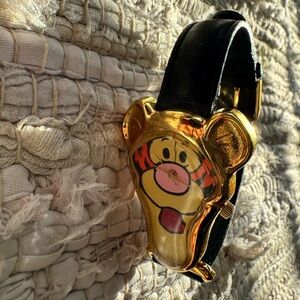 vintage Winnie the Pooh crew tigger face 3d watch